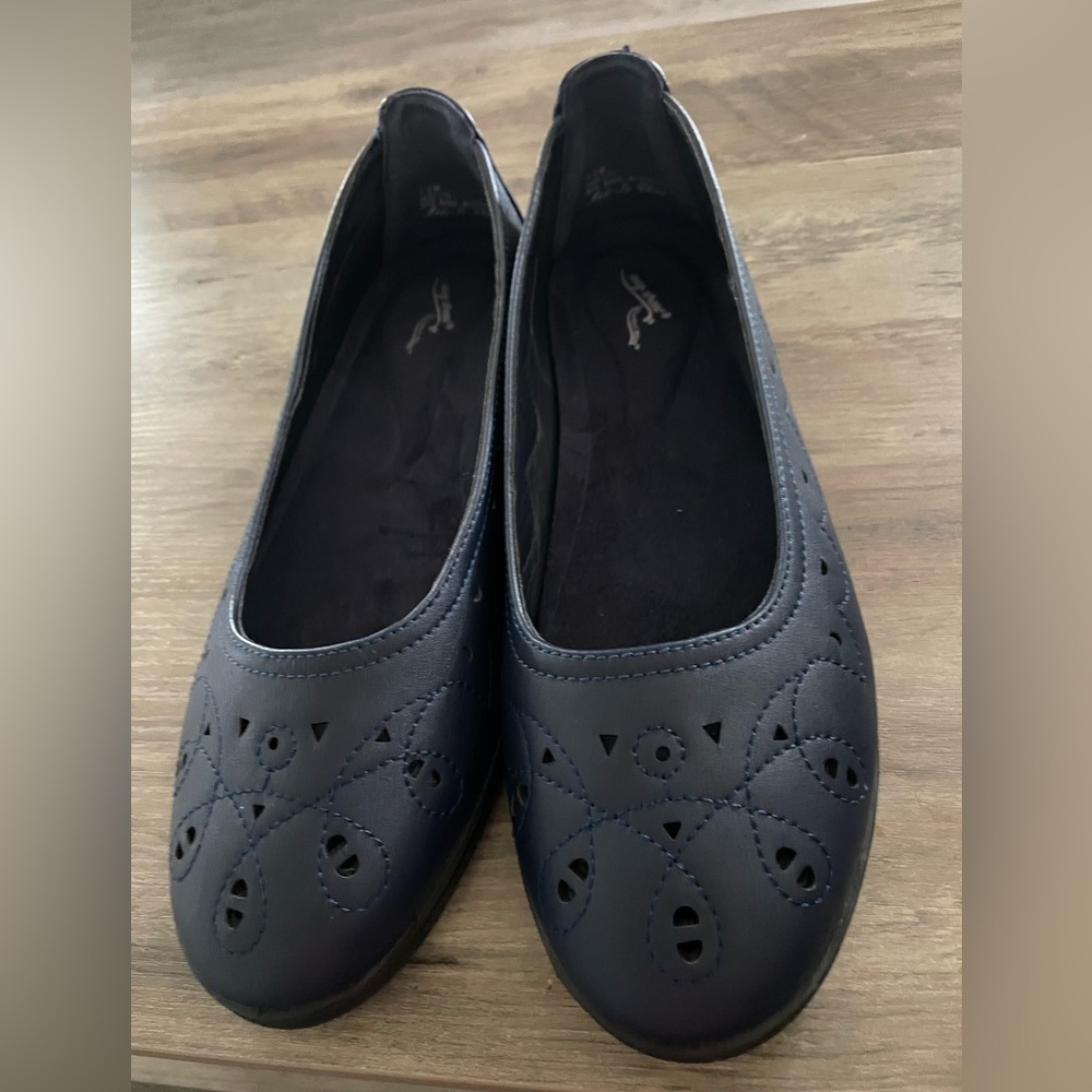Easy Street Comfort Waves Navy blue Women’s 12 Embroidered cut out design loafer